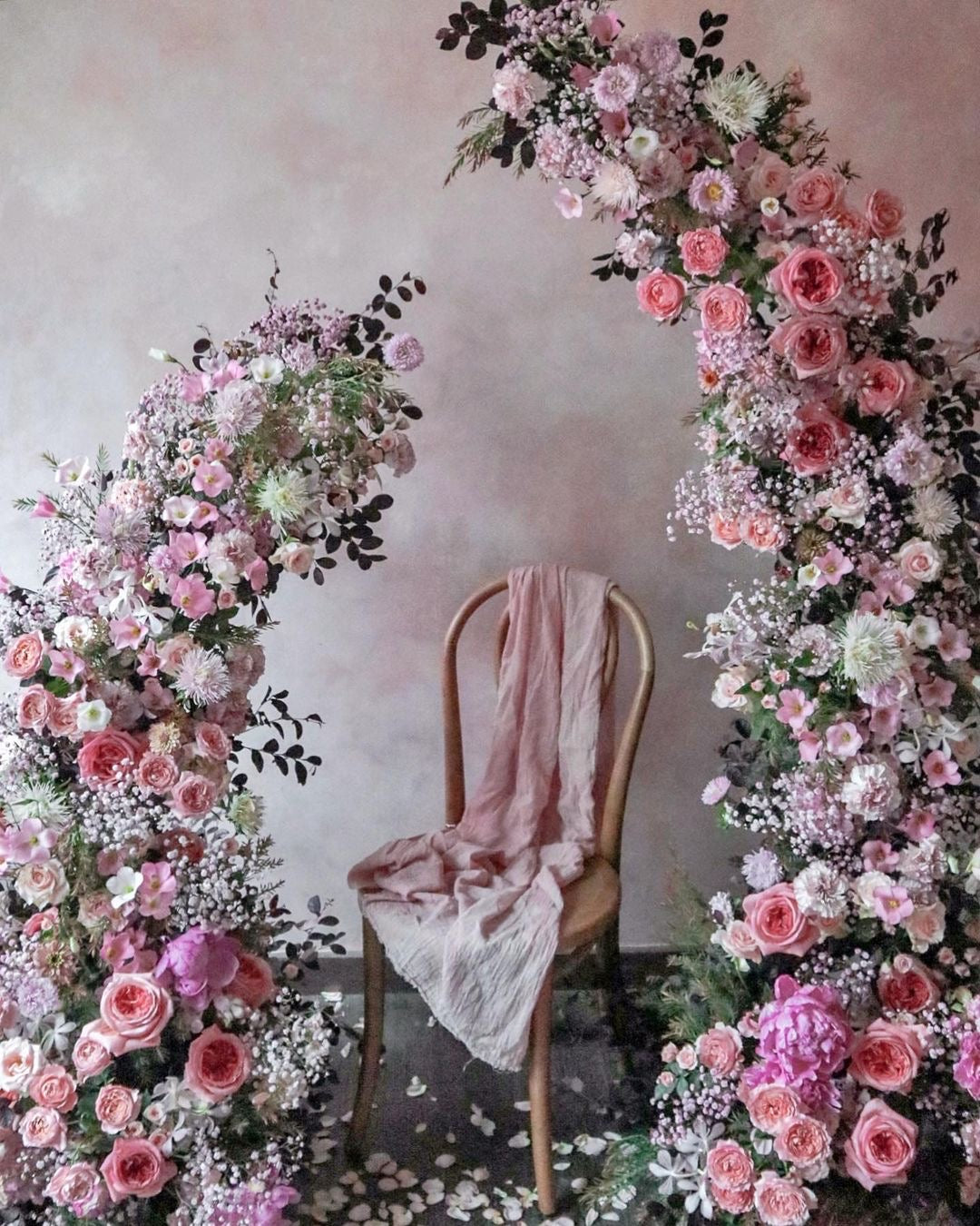 Rose morning Enid : 2023 New Wedding Party Background Floral Arch Decoration Including Frame -R873 is a floral arch decoration for wedding party backdrop. It consists of white roses and green leaves, adorned in a golden frame. The floral arch is beautifully decorated and suitable for any type of wedding party. It will add romance and elegance to your party.