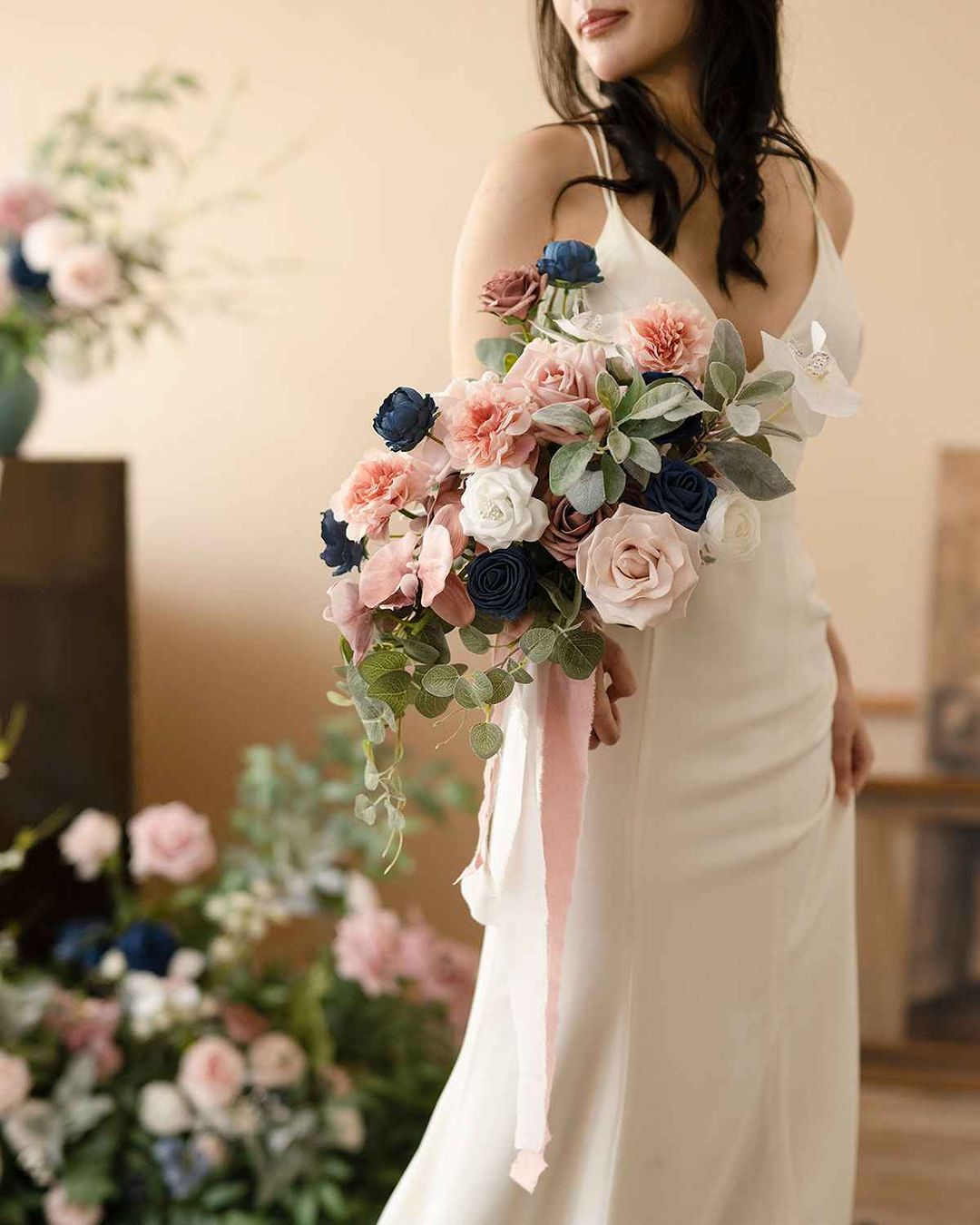 This photo shows a picture of a bride holding a bouquet of blue and pink roses. The bouquet was fresh and beautiful and the bride looked very happy. This photo is a great choice for a wedding or other romantic occasion.