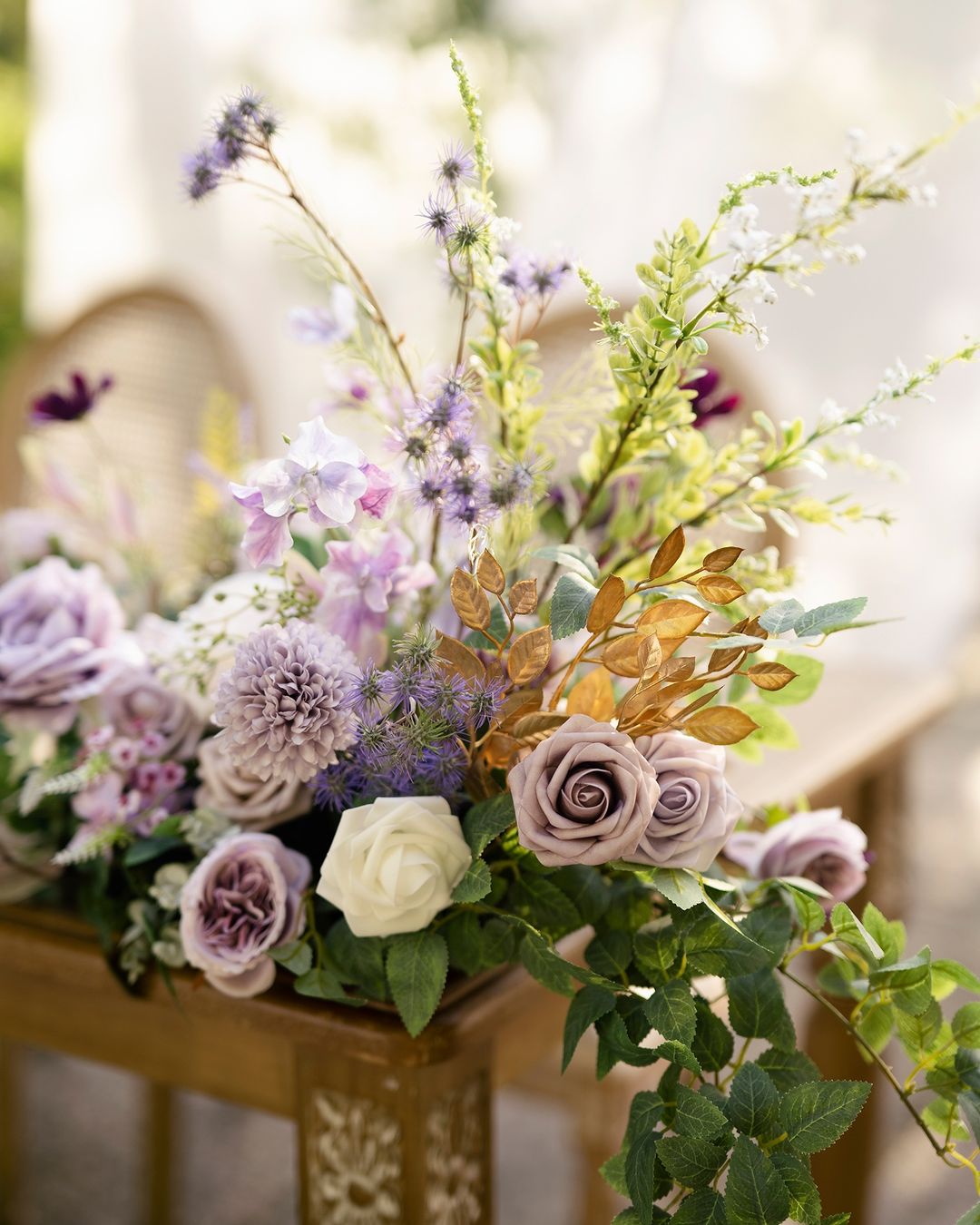 Rose morning Thistle Flower Ball: Flower Centerpiece Bouquet Table Decoration Flower Ball -R229 is a beautiful bouquet of roses and thistles. It is the perfect centerpiece for any special occasion such as a banquet, wedding or dinner. Made from fresh flowers, this bouquet will add beauty and luxury to your space. It&
