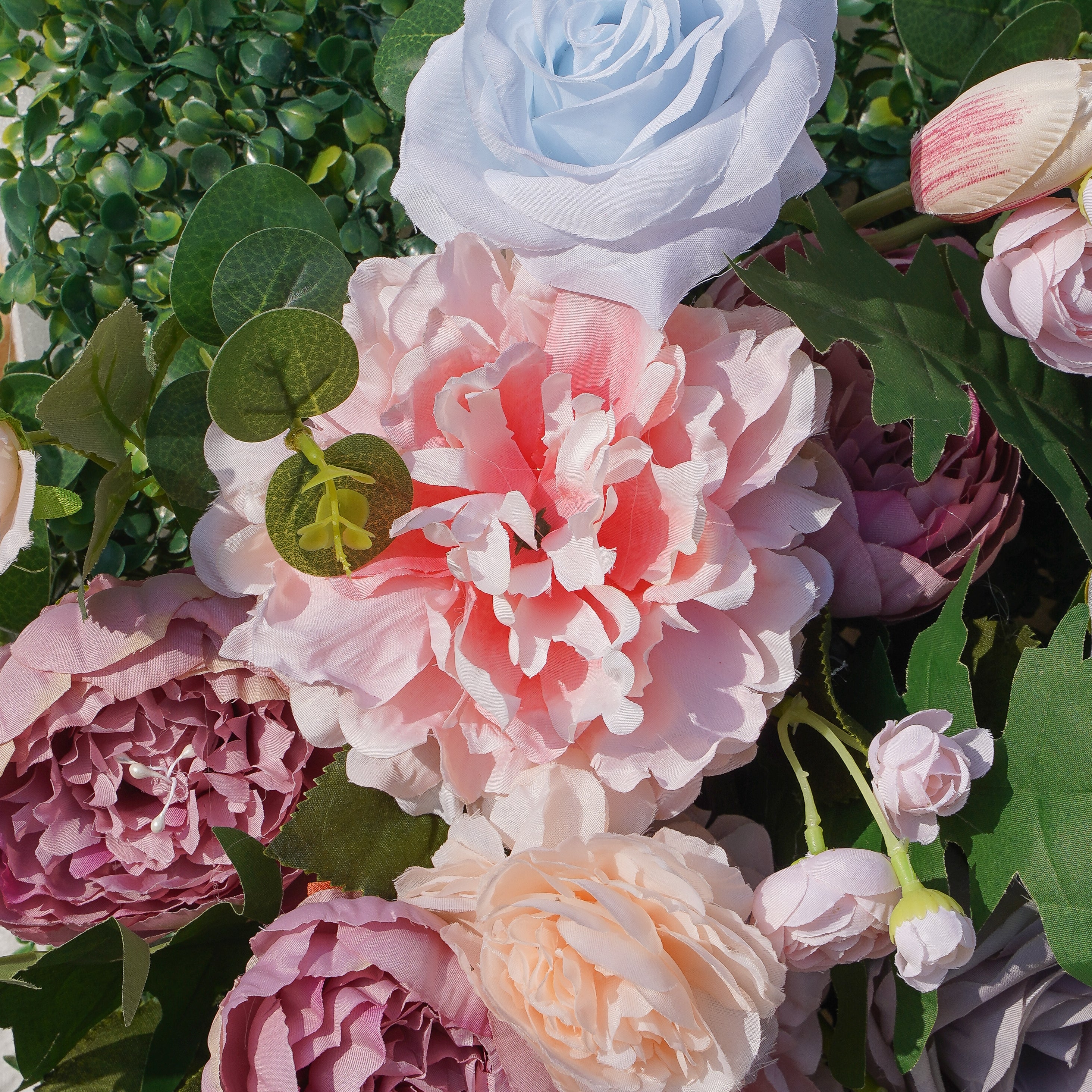 Rose Morning???The flower walls are made of artificial flowers in various colors, layered at different levels to create a lush, elegant and natural look. The exclusive zipper design and roll-up design make it easy to install and remove.??¨¤