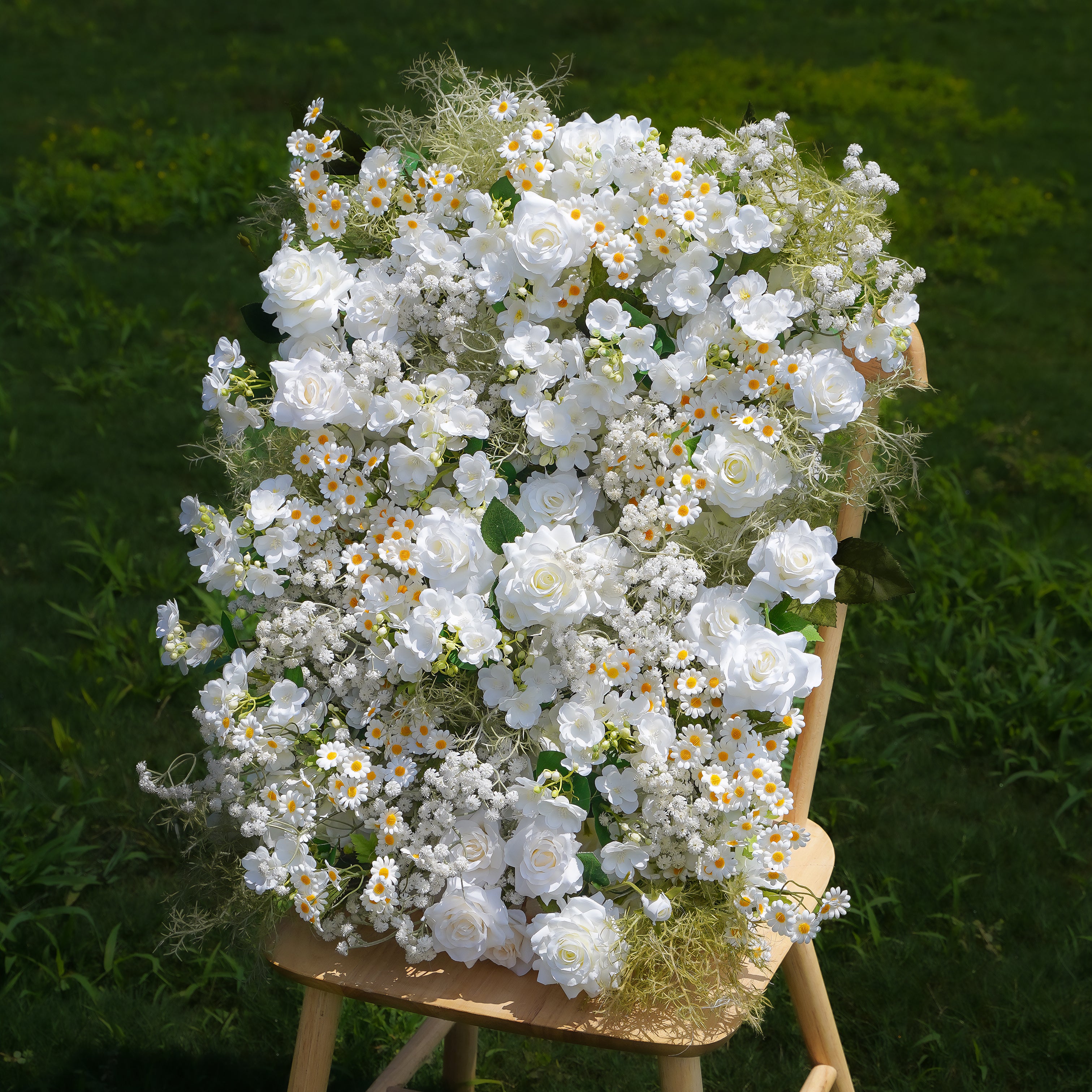 The flower walls are made of artificial flowers in various colors, layered at different levels to create a lush, elegant and natural look. The exclusive zipper design and roll-up design make it easy to install and remove.Rose Morning