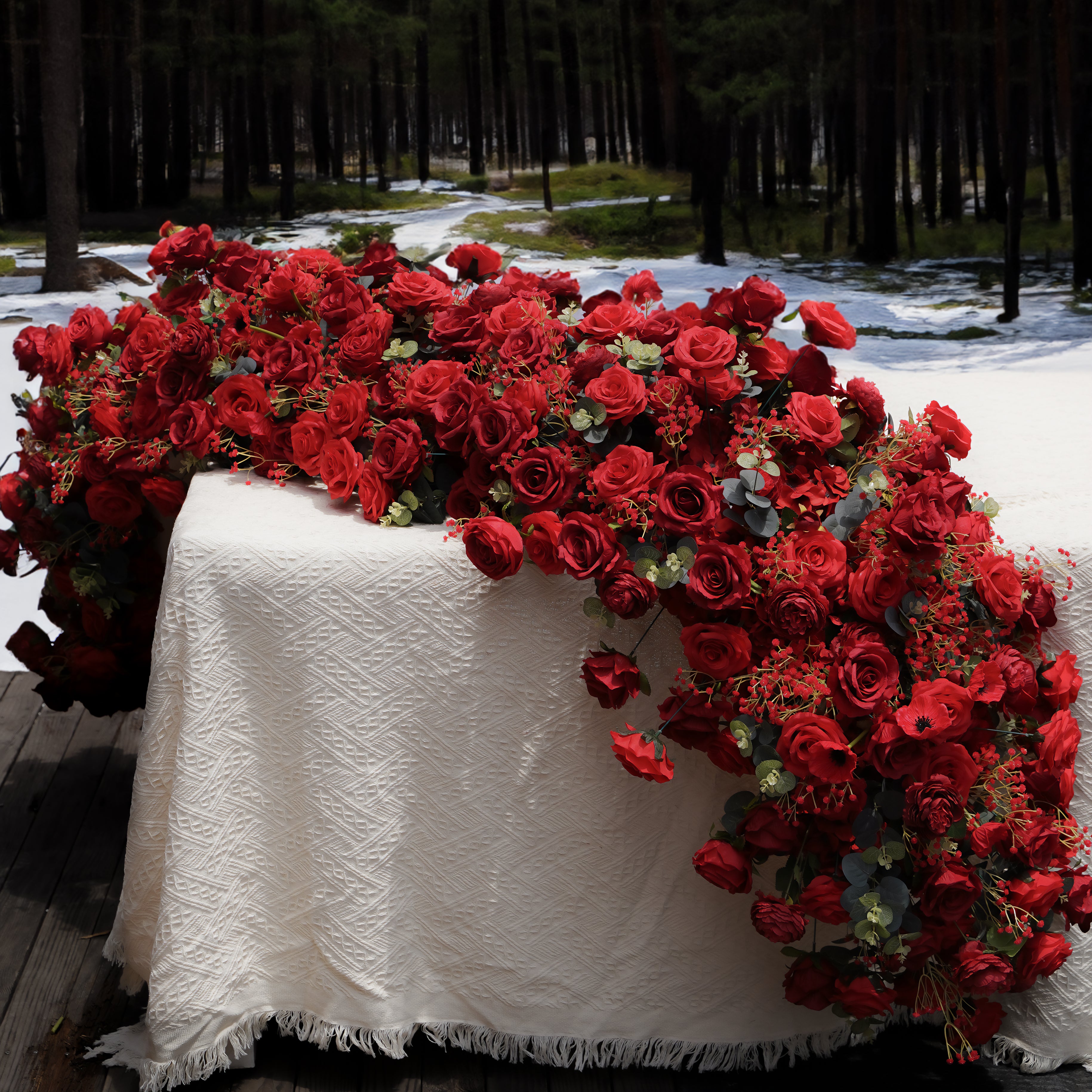 This planter is the perfect addition to any dining table, whether formal or casual. It&