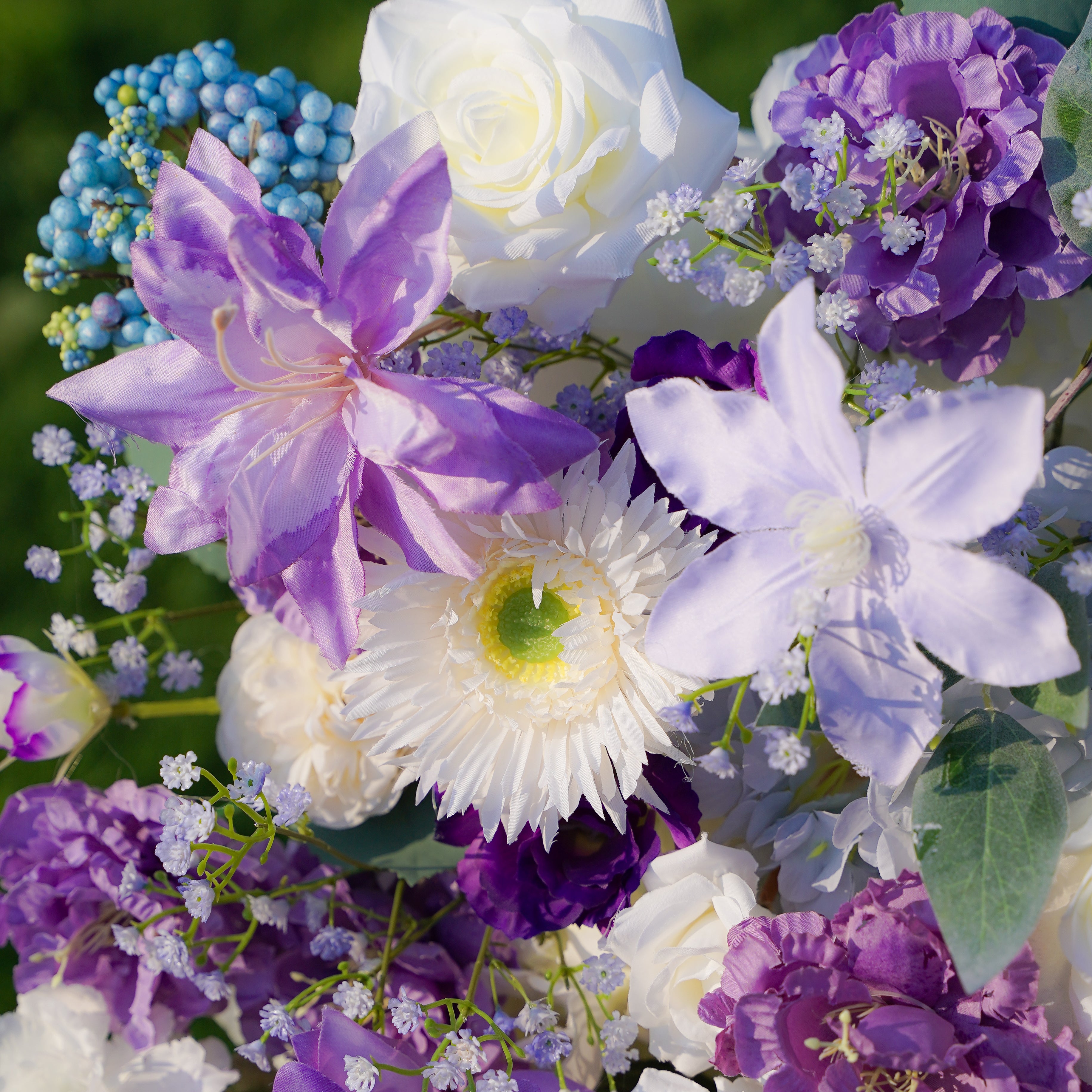 The flower walls are made of artificial flowers in various colors, layered at different levels to create a lush, elegant and natural look. The exclusive zipper design and roll-up design make it easy to install and remove.Rose Morning