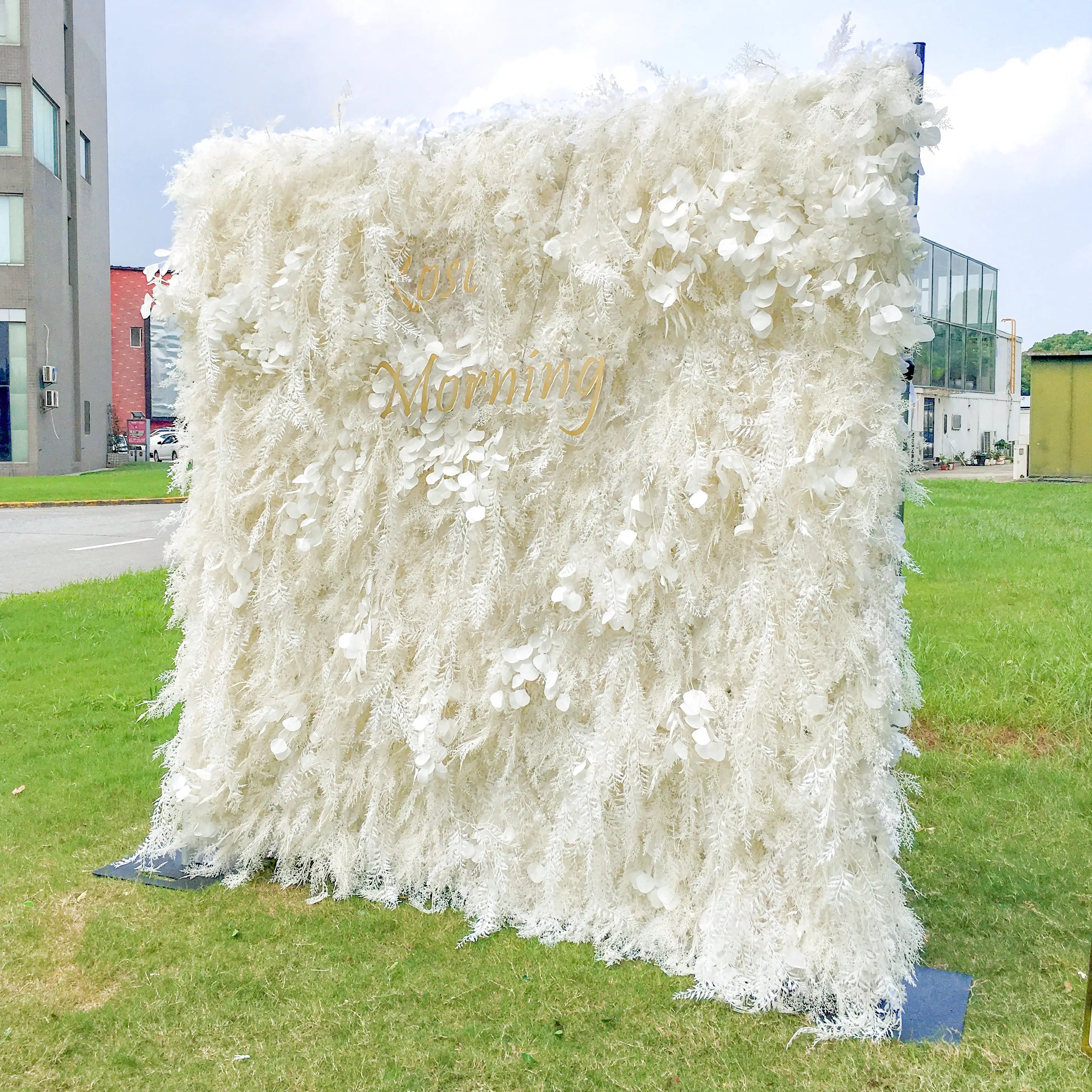 Dream:5D White Fabric Artificial rolling up curtain flower wall