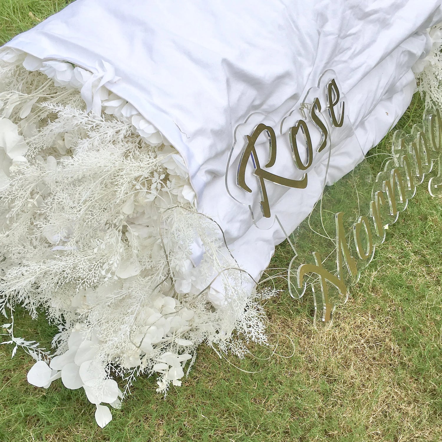Dream:5D White Fabric Artificial rolling up curtain flower wall