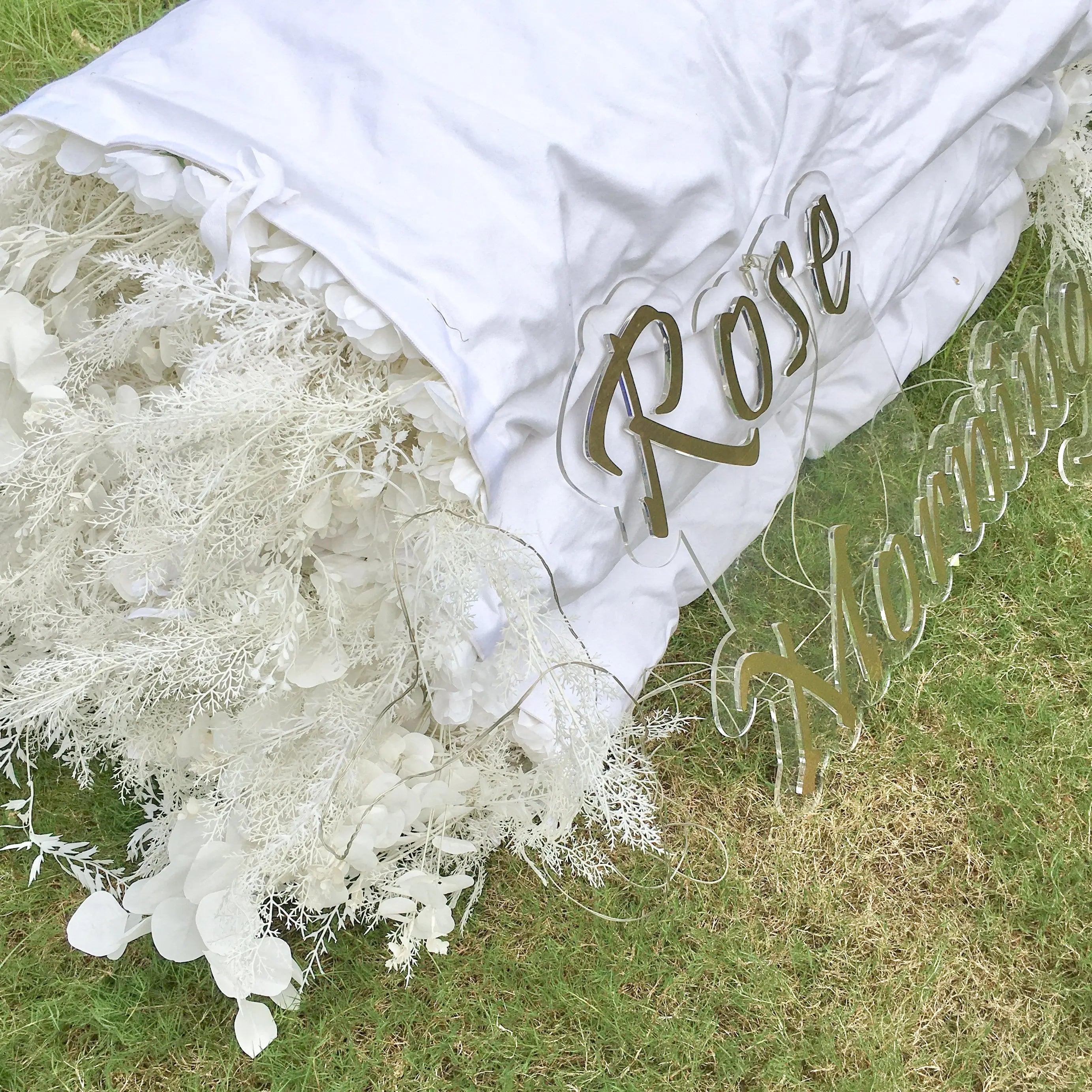 Dream:5D White Fabric Artificial rolling up curtain flower wall