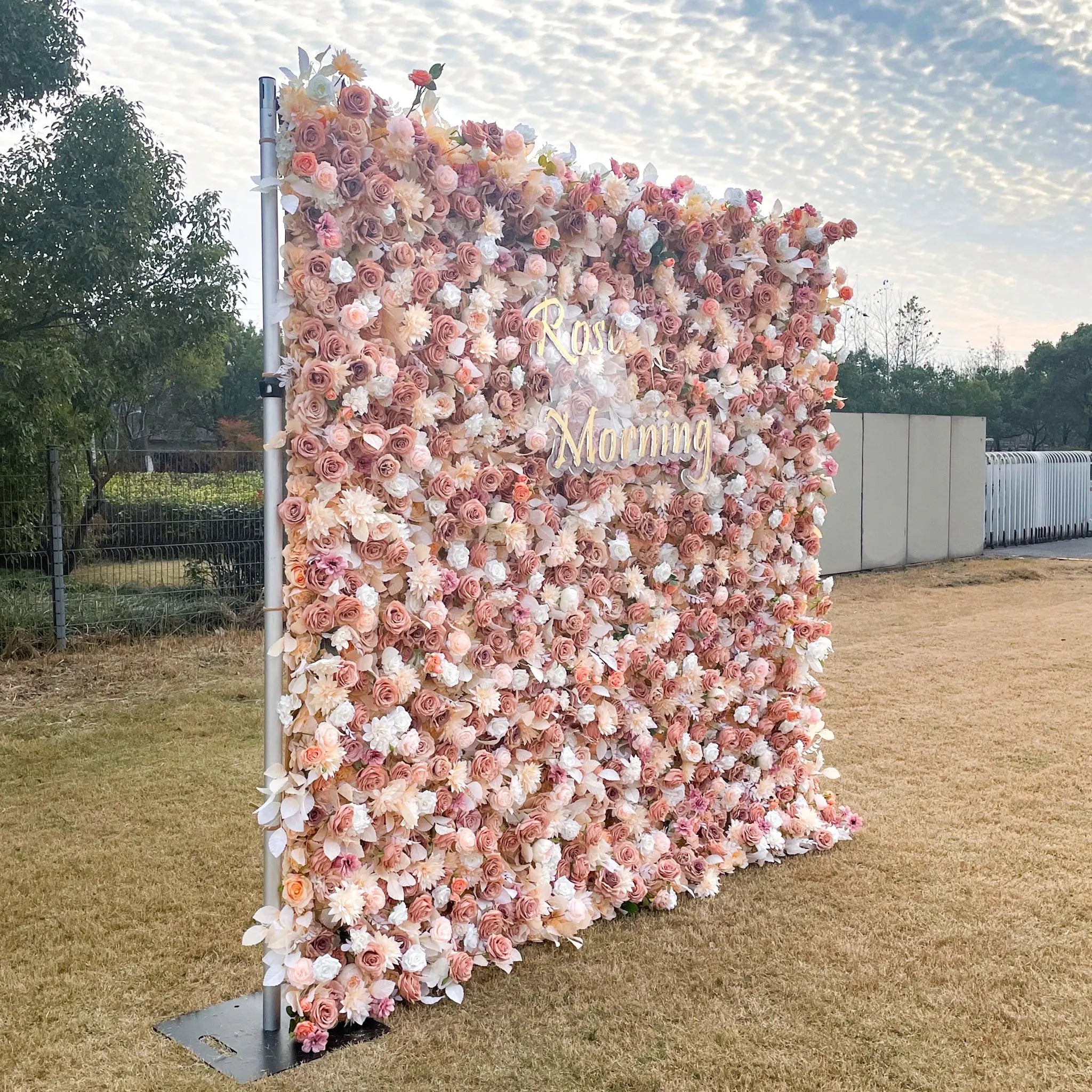 Lynn:5D Golden Fabric Artificial rolling up curtain flower wall