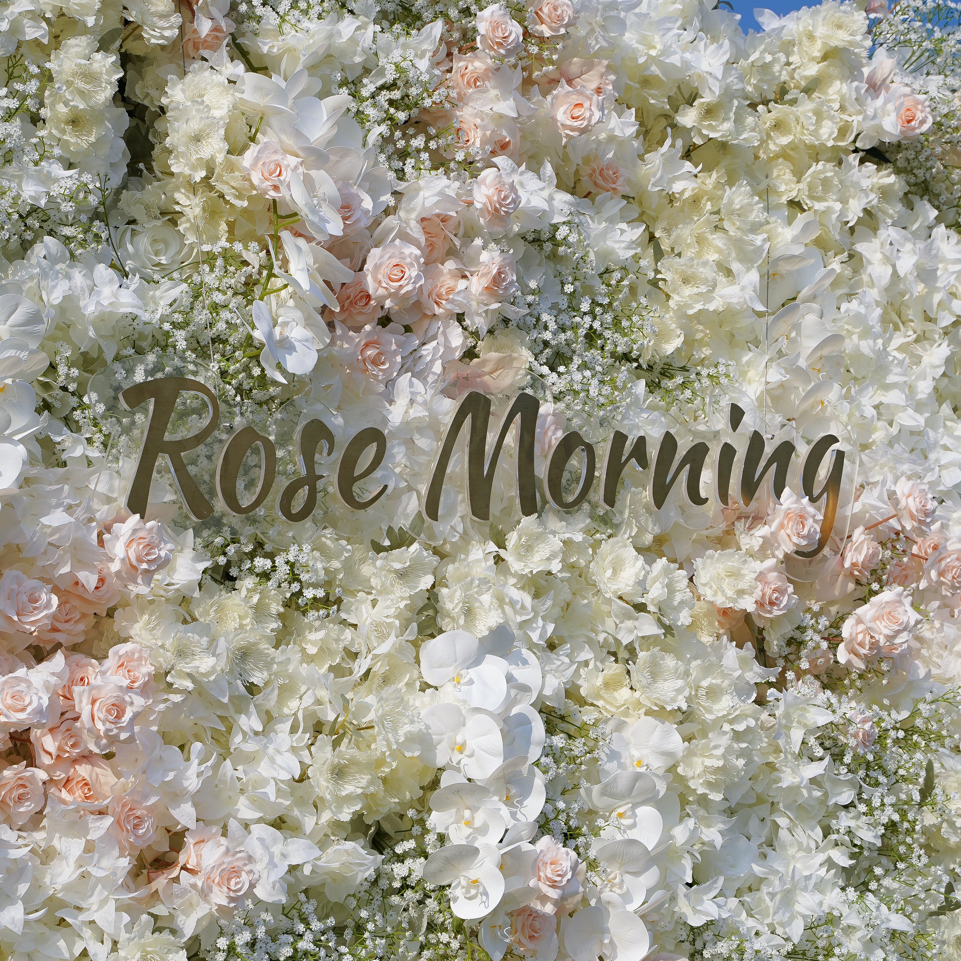 The flower walls are made of artificial flowers in various colors, layered at different levels to create a lush, elegant and natural look. The exclusive zipper design and roll-up design make it easy to install and remove.Rose Morning