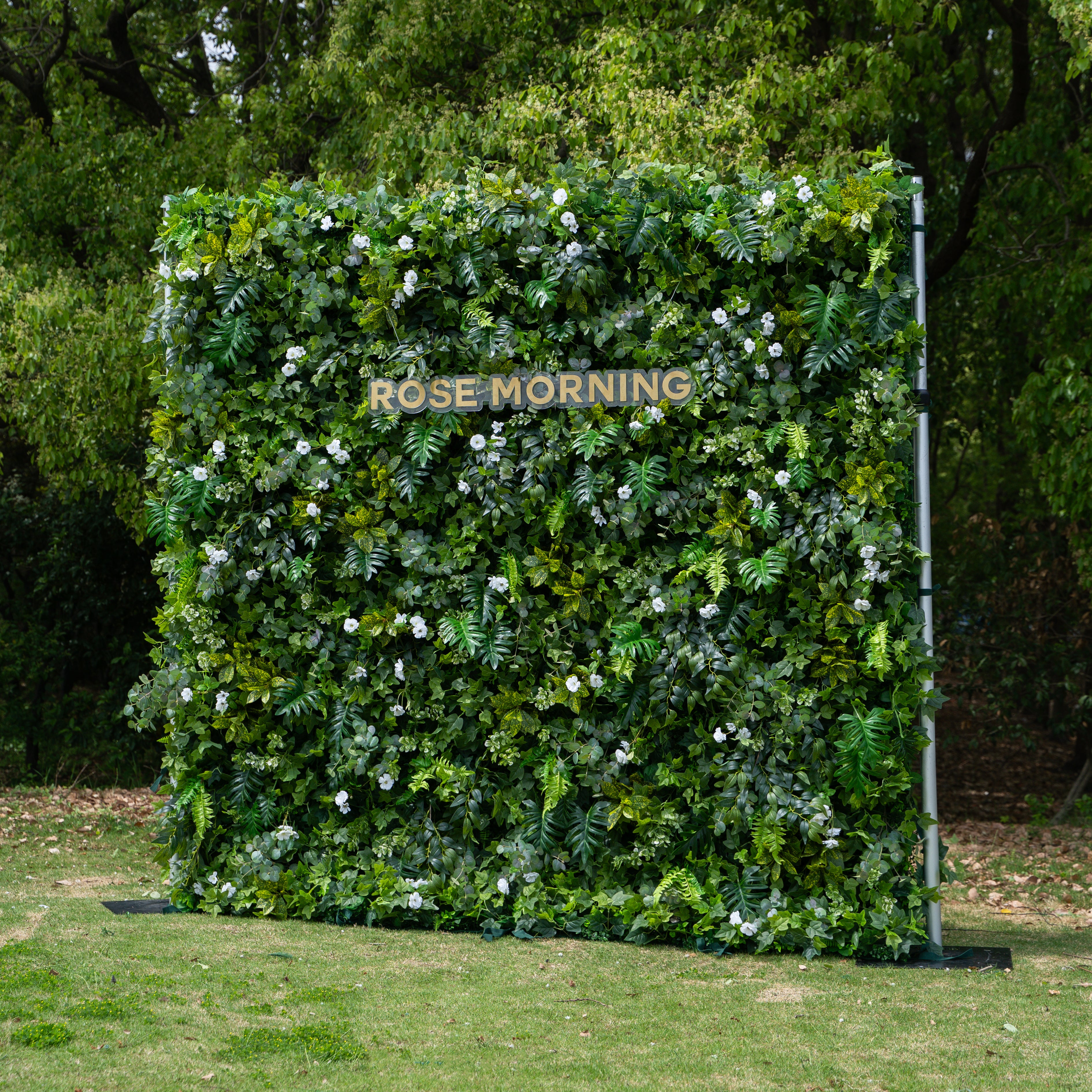 Bernarda:4D Fabric Artificial rolling up curtain flower wall