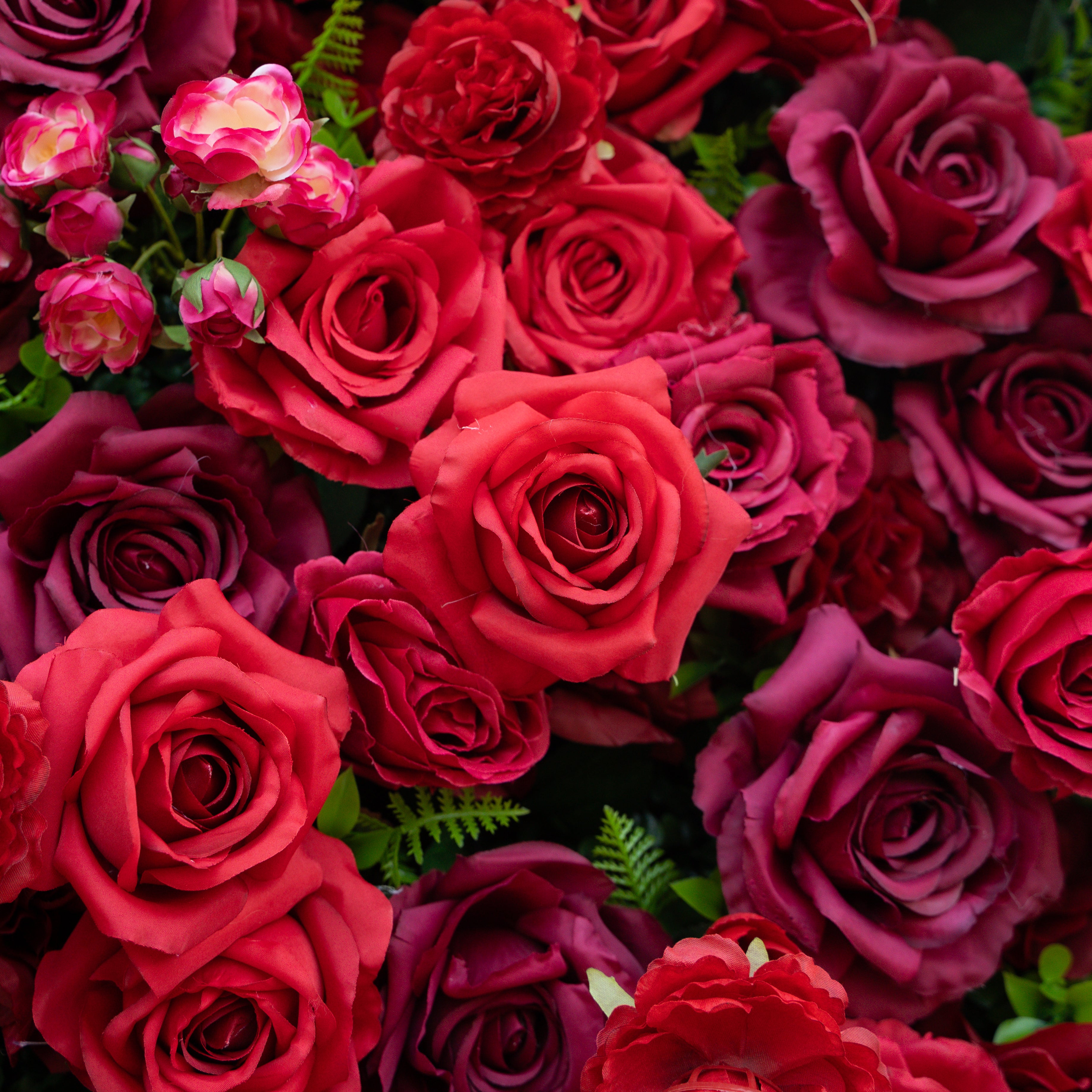 Elysia: 3D Luxury Burgundy Silk Rose Flower Wall Roll-Up Fabric Backdrop for Romantic Weddings & Events