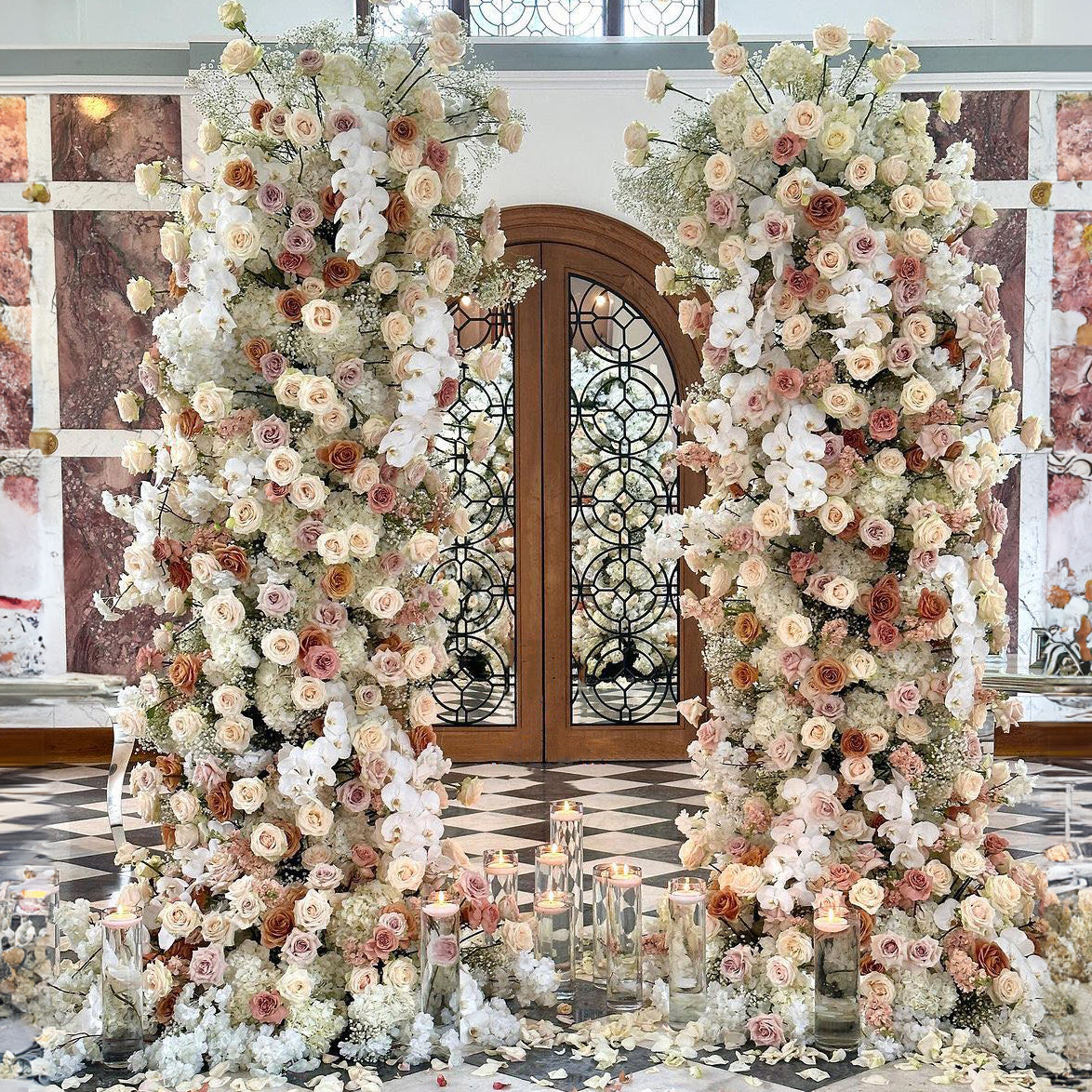 Bonnie : 2023 New Wedding Party Background Floral Arch Decoration Including Frame -R859 is an elegant and beautiful floral arch, perfect for weddings or other events. The flower arch is made of high-quality artificial flowers and decorated with a metal frame. Big enough for your guests to take pictures and keep. It&