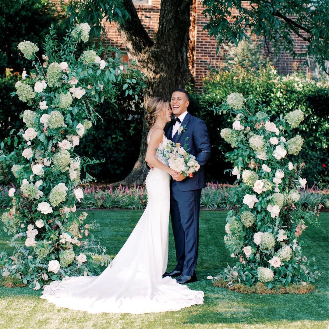Artificial Floral Arch is the perfect decoration for weddings, holiday events and parties. They can be customized to match any theme and are easy to install and remove. Artificial floral arches are a great way to add a splash of color and style, and they can also help create an intimate space or ceremony venue.