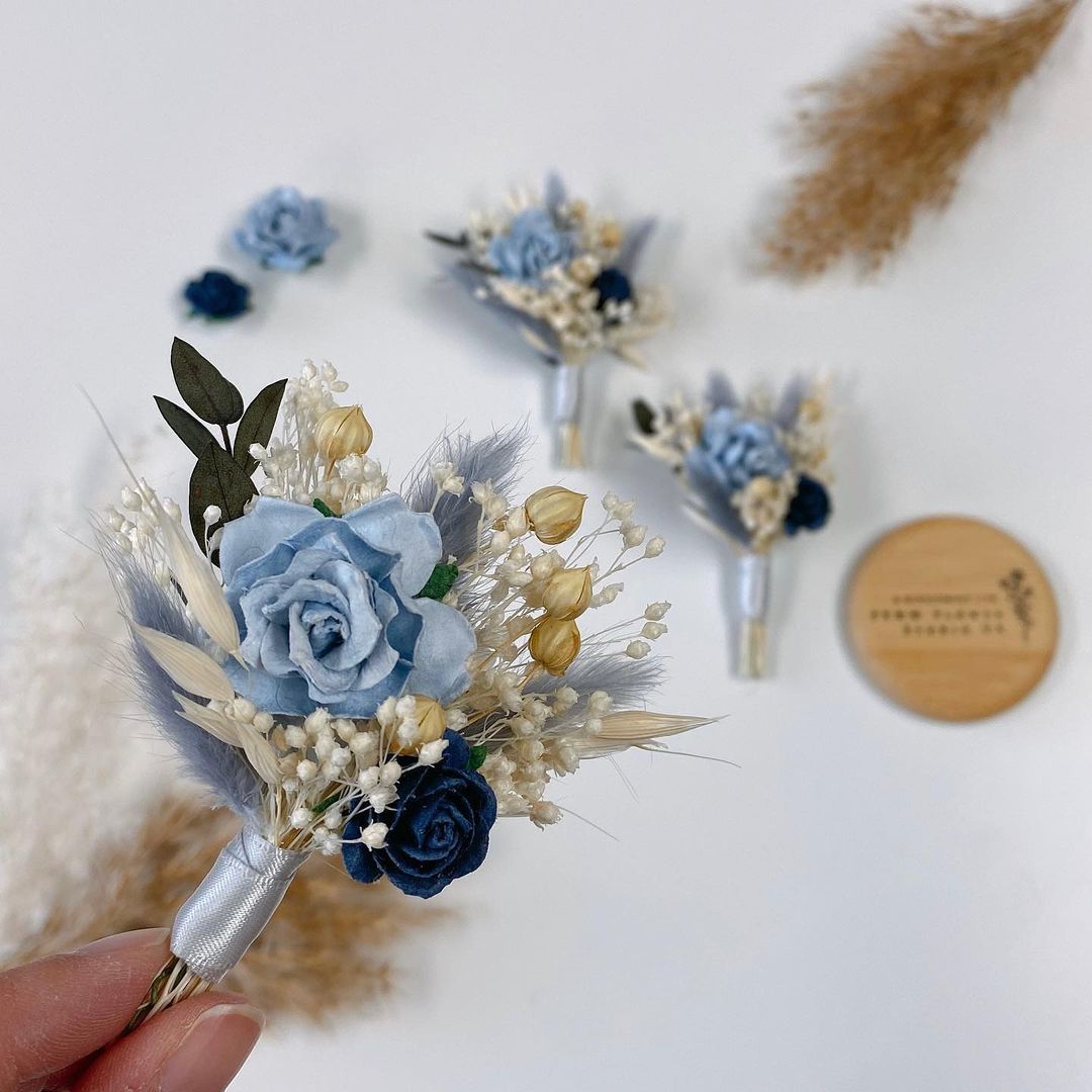 Azure Bridegroom Corsage Wedding Props -R220 is a corsage made of artificial blue flowers for weddings and other events. Corsage consists of blue roses, violets and leaves and is adorned with a metal frame. Big enough for your guests to take pictures and keep. It&