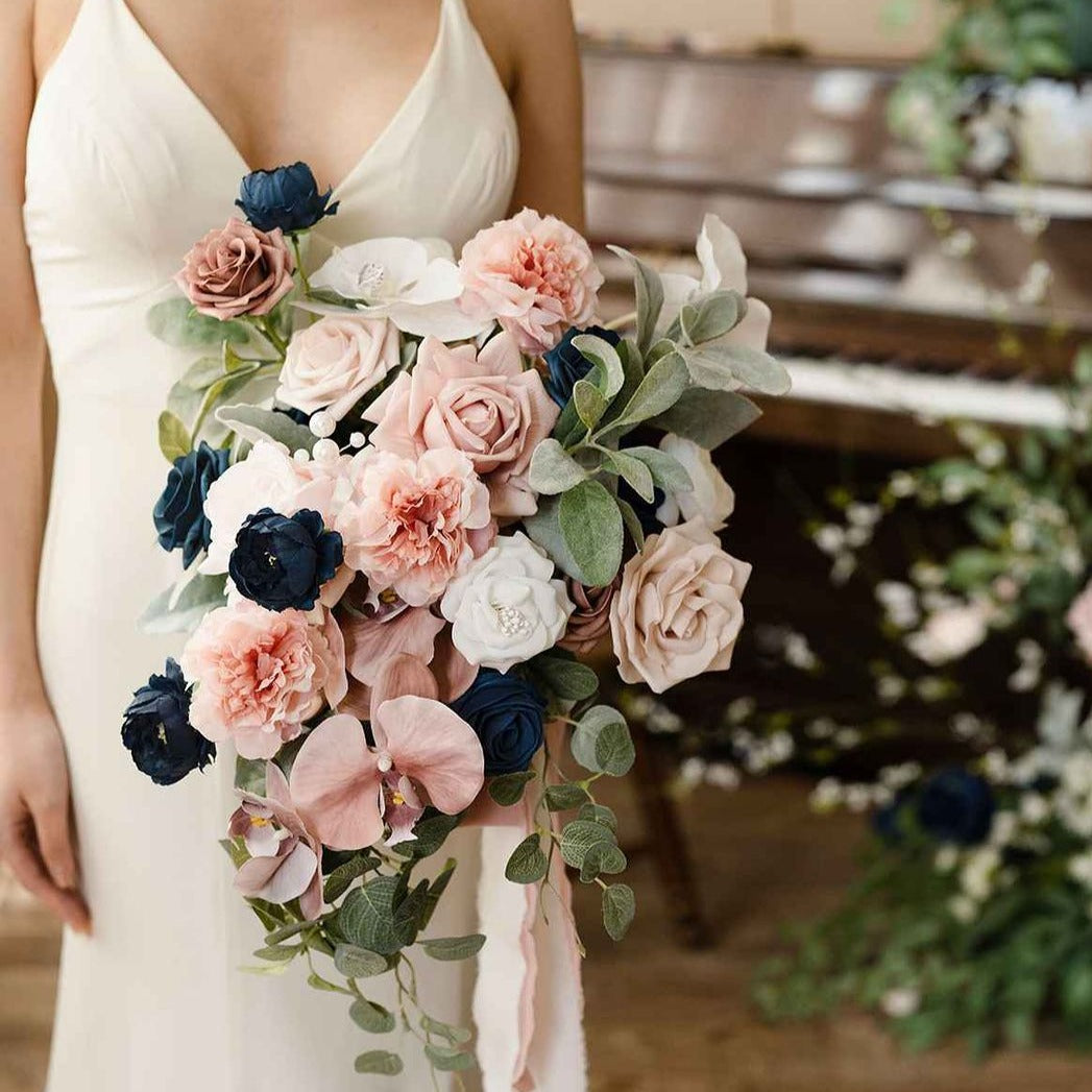 This photo shows a picture of a bride holding a bouquet of blue and pink roses. The bouquet was fresh and beautiful and the bride looked very happy. This photo is a great choice for a wedding or other romantic occasion.