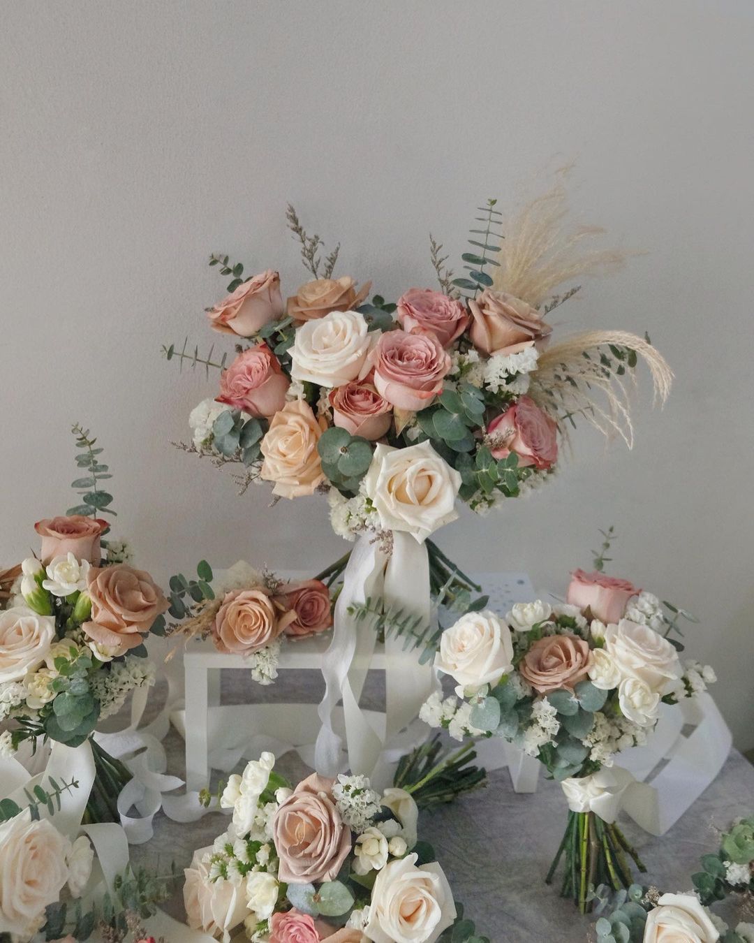 Salmon bouquet of flowers in the bride&