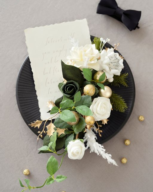 Rose morning Black groom corsage wedding props -R244 is a black rose groom corsage suitable for weddings. The boutonniere is made of black roses, green leaves and ribbons, looks elegant and stylish. A corsage is the perfect accessory for a groom to complement his suit and will make him look even more handsome. A corsage is also a gift for the groom and will make him feel loved and cherished.