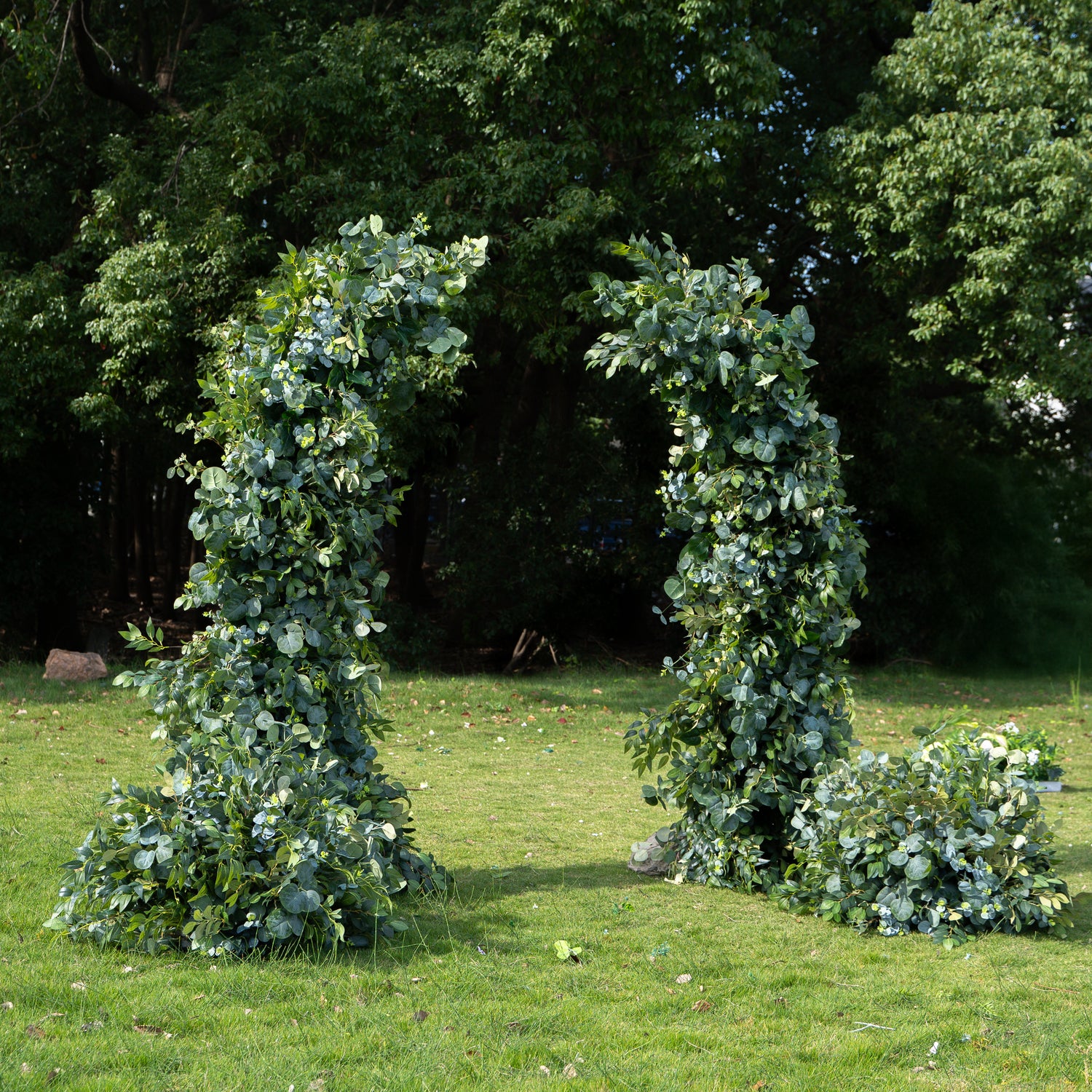 CA03：Wedding Party Background Floral Arch Decoration (Including Frame) + 2 Silk flower ground runners + 300 Loose Flowers