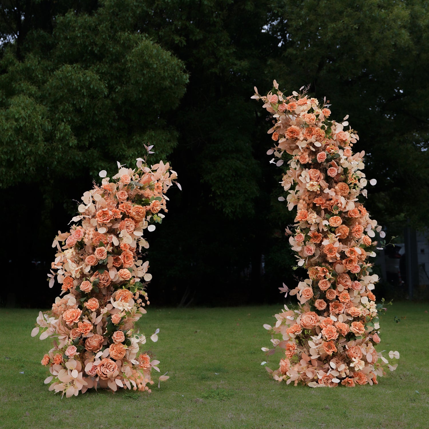 Rose Morning Maven flower arch is a flower arch made of artificial flowers for weddings, parties, birthdays and other events. The flower arch is made of metal frame, easy to assemble and disassemble. Big enough for your guests to take pictures and keep. Flower arches are made of high quality material and durable. The color of the floral arch can be chosen according to your wedding theme. A floral arch is the perfect decoration for any occasion and is sure to impress your guests.