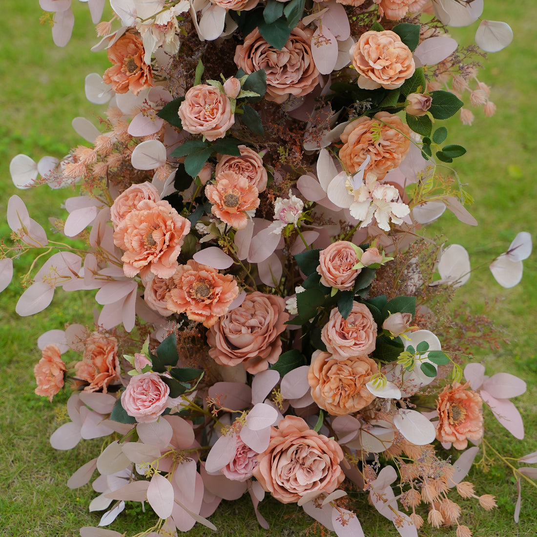 Rose Morning Maven flower arch is a flower arch made of artificial flowers for weddings, parties, birthdays and other events. The flower arch is made of metal frame, easy to assemble and disassemble. Big enough for your guests to take pictures and keep. Flower arches are made of high quality material and durable. The color of the floral arch can be chosen according to your wedding theme. A floral arch is the perfect decoration for any occasion and is sure to impress your guests.