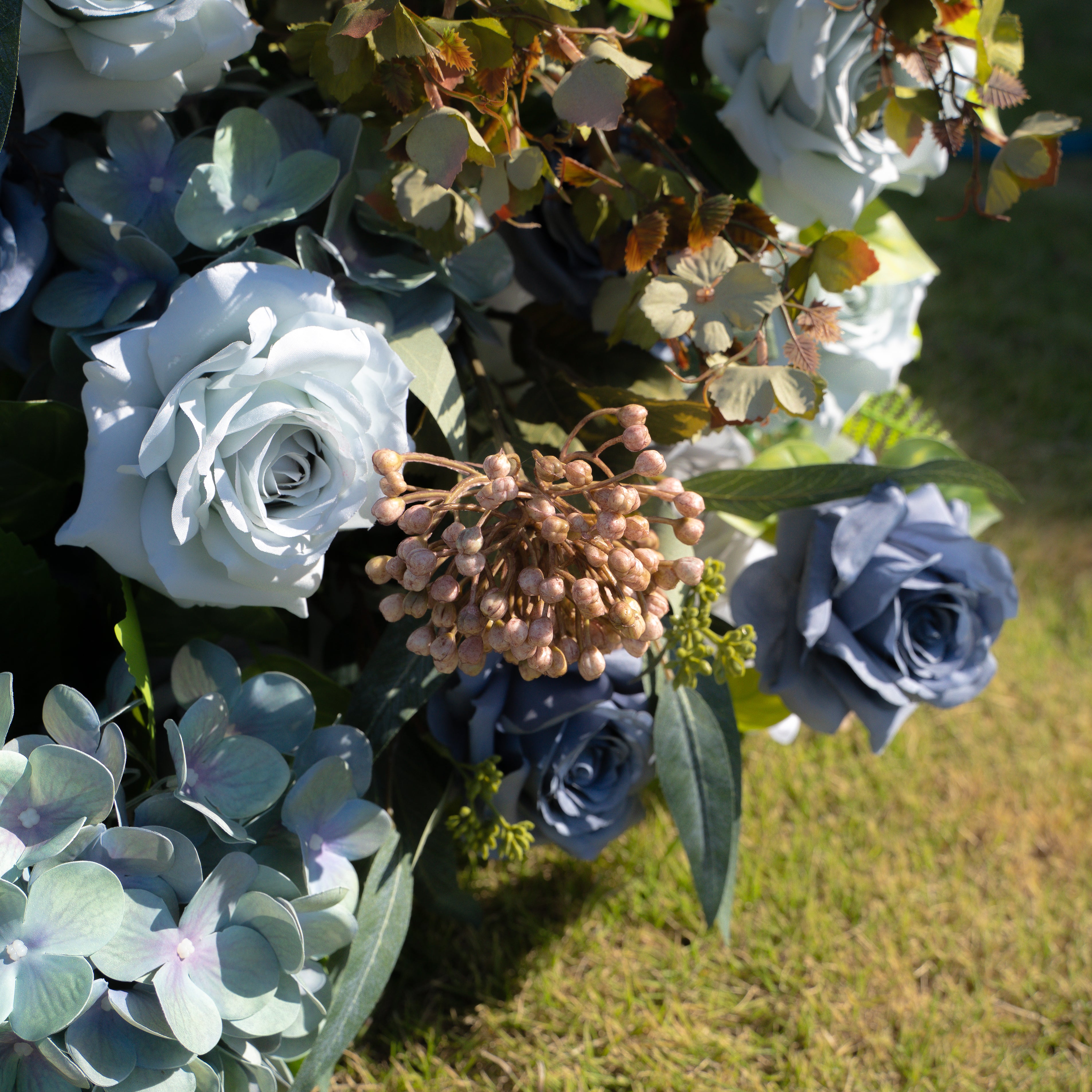 Maturo：5D Fabric Artificial rolling up curtain flower wall