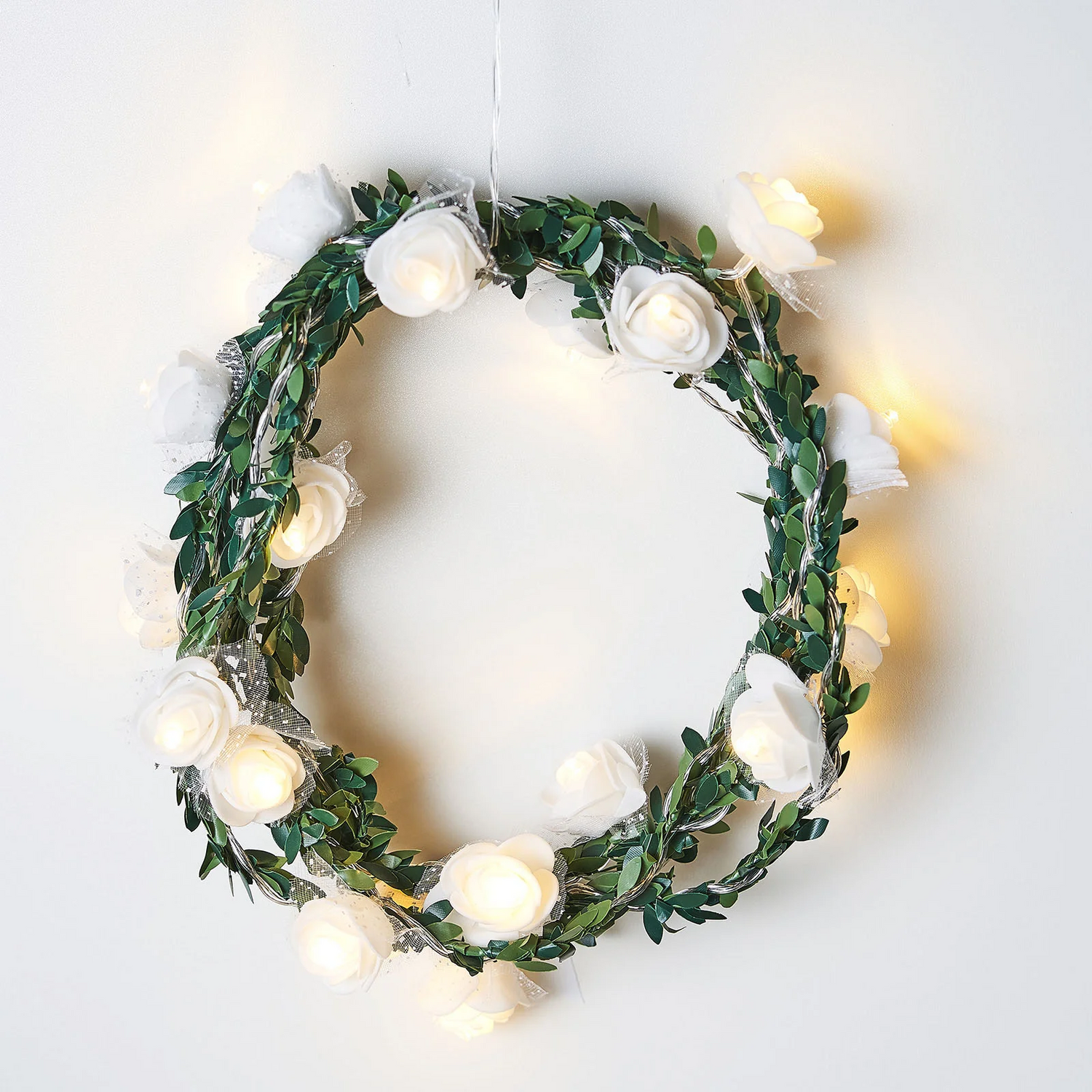 This Warm White 20 LED Faux Rose Lace Garland Vine String Lights is the perfect decoration for any occasion, be it formal or casual. It is made of high-quality artificial flowers and lace petals, and is decorated with LED light beads, enough for your guests to take photos and take pictures. It&