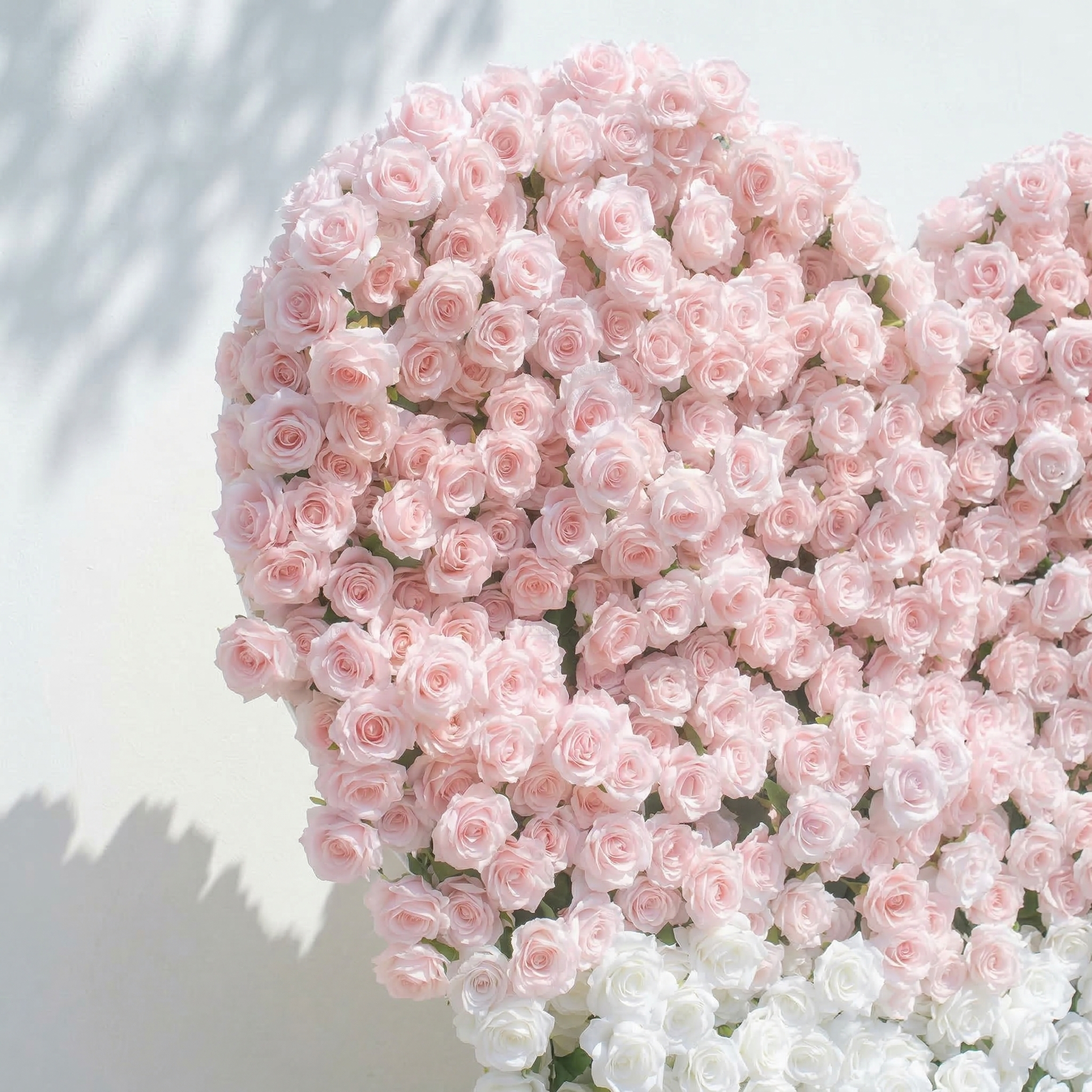 Ismira：3D Dreamy Pink &amp; Ivory Heart-Shaped Aritificial Floral Backdrop for Sweet Proposals &amp; Weddings