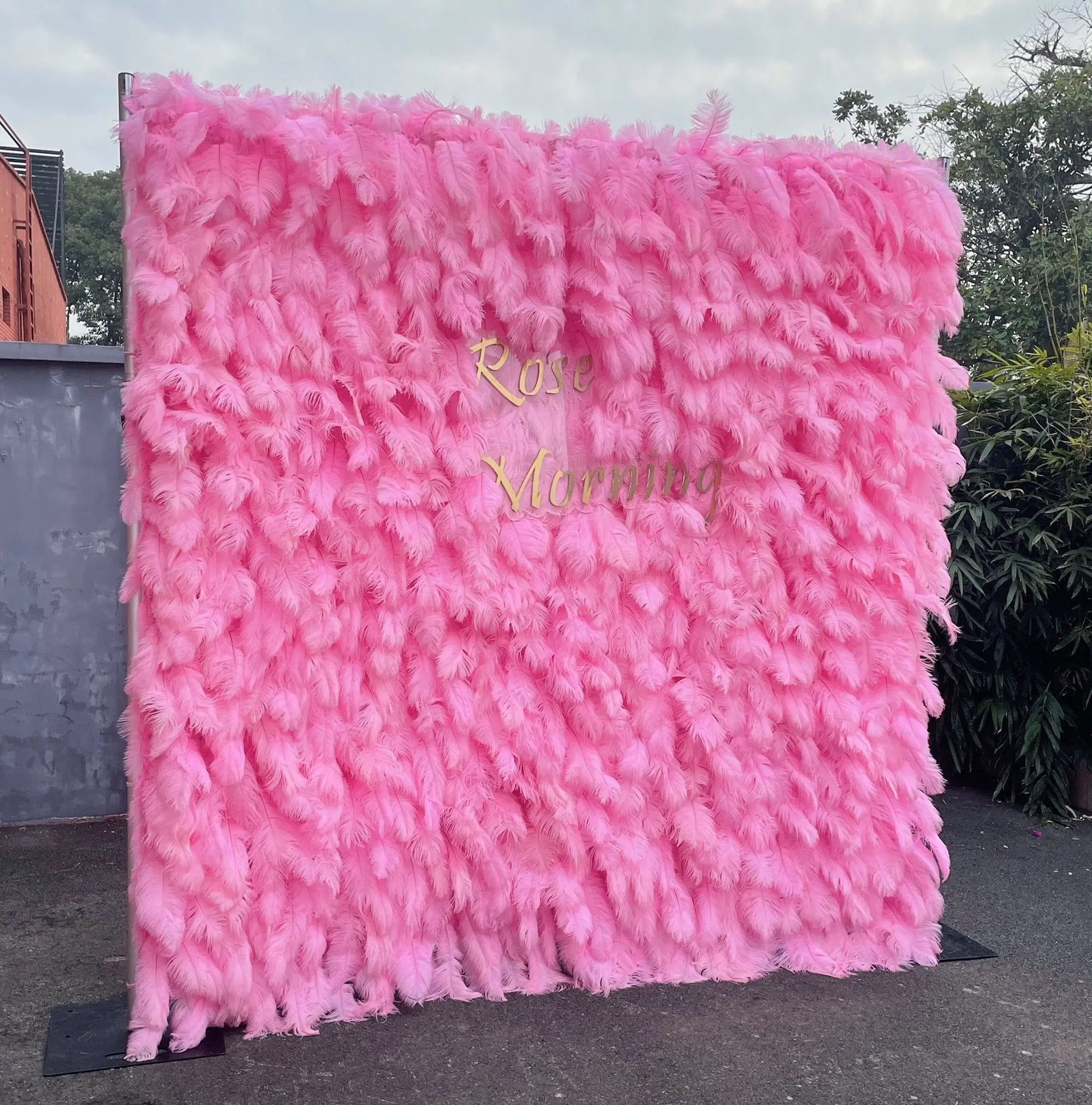 Pink Feather：5D Fabric Artificial rolling up curtain flower wall