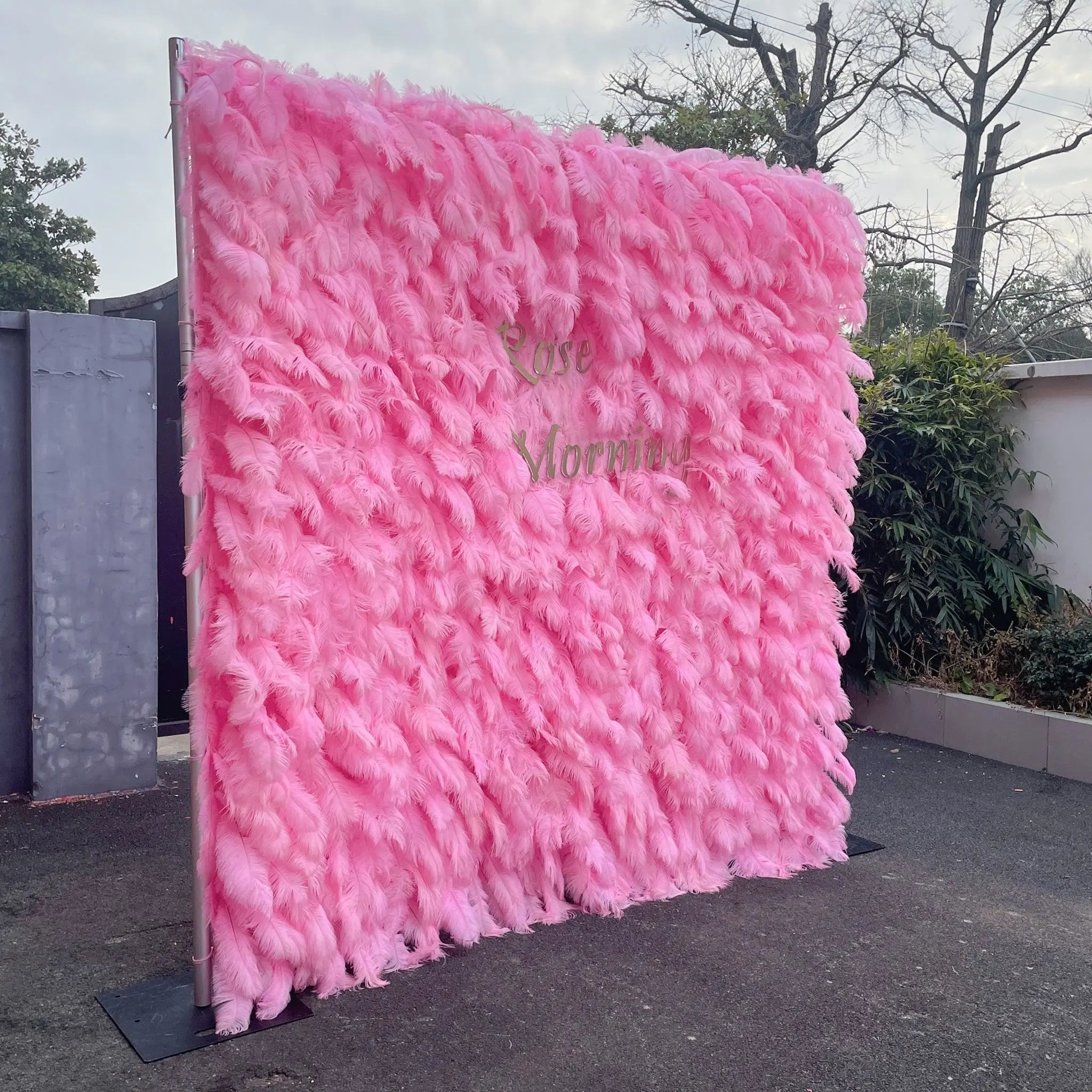 Pink Feather：5D Fabric Artificial rolling up curtain flower wall