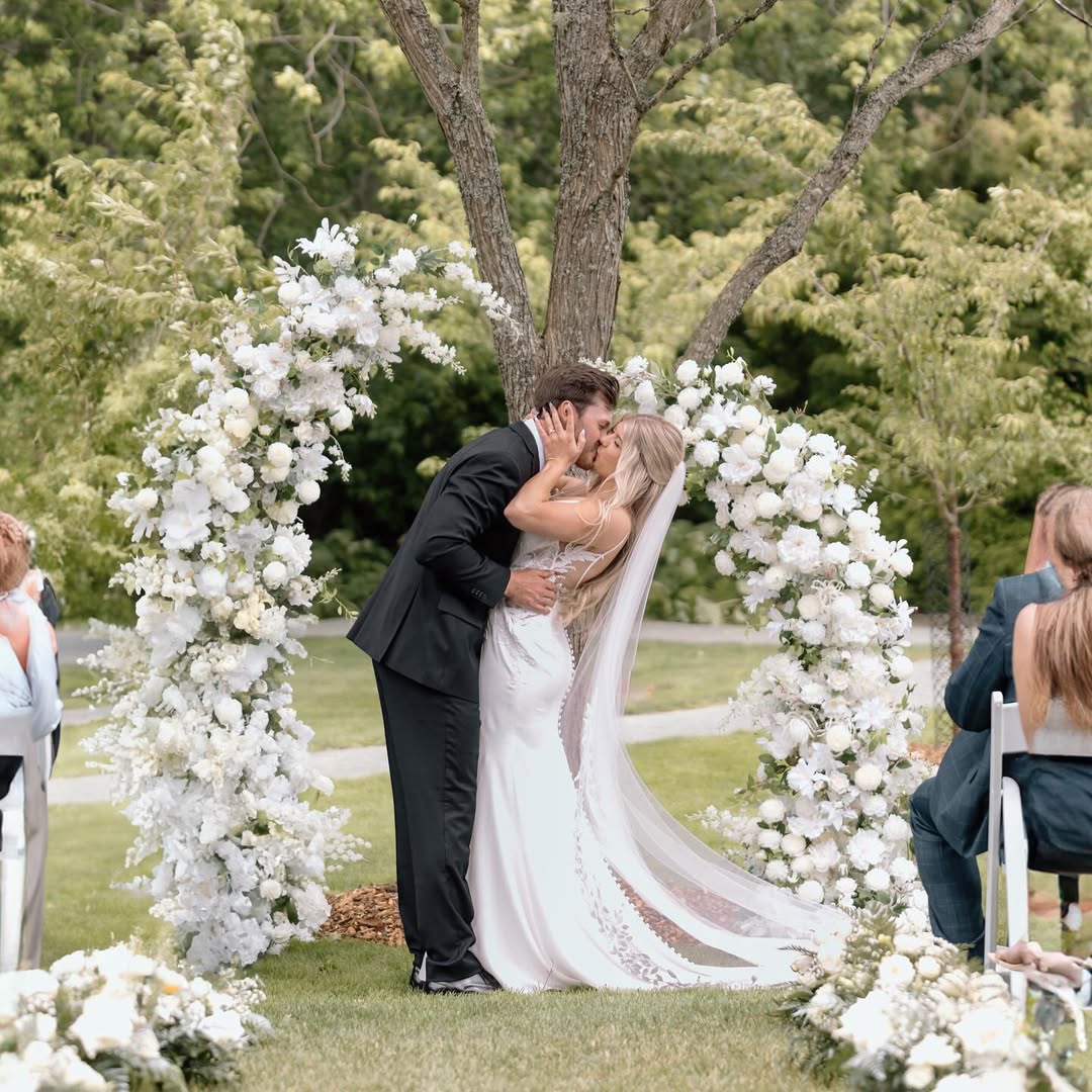 Sadie: White Luxury Horn Shaped Flower Arch with Frame for Wedding Party Event Backdrop Decoration