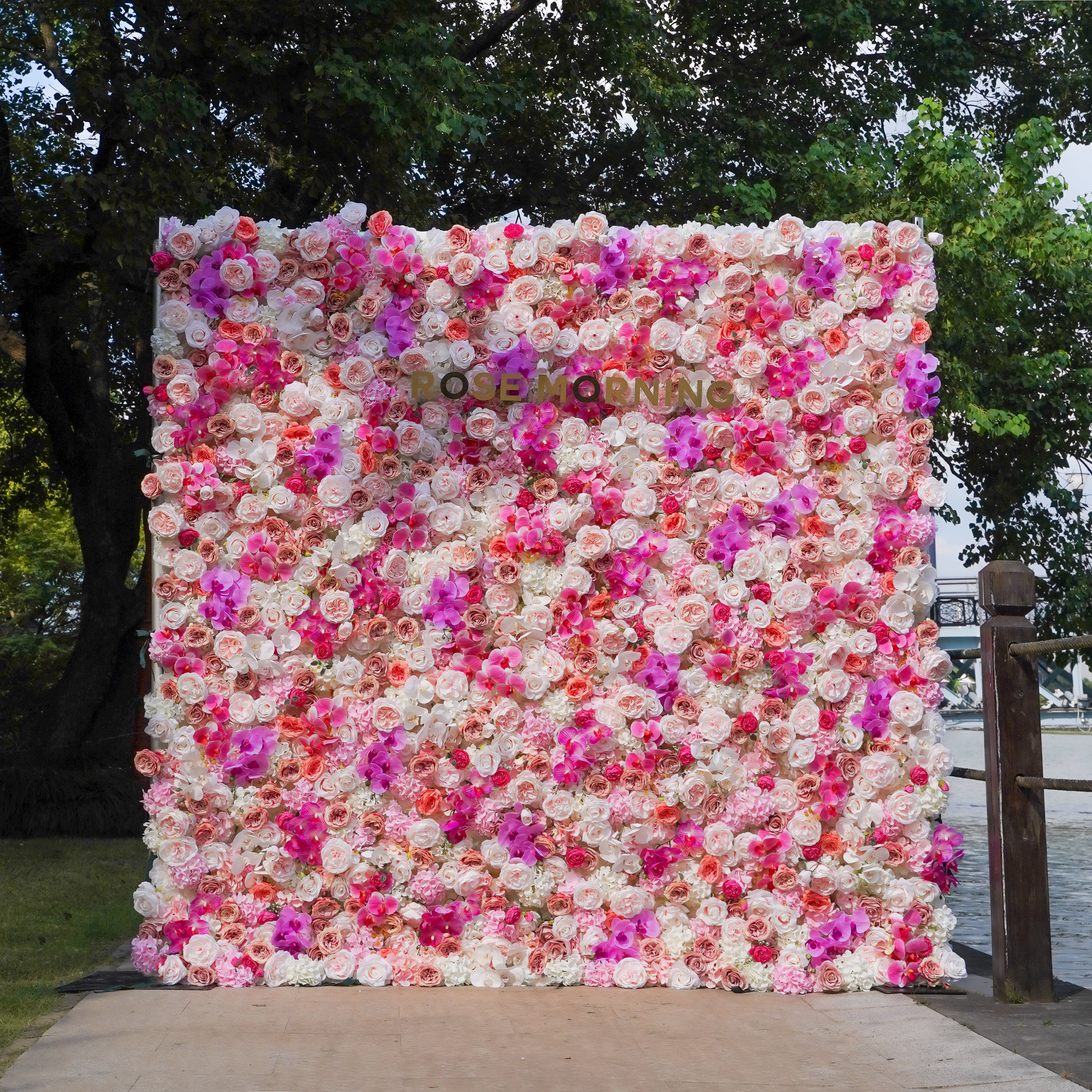 Aivy：5D Fabric Artificial rolling up curtain flower wall