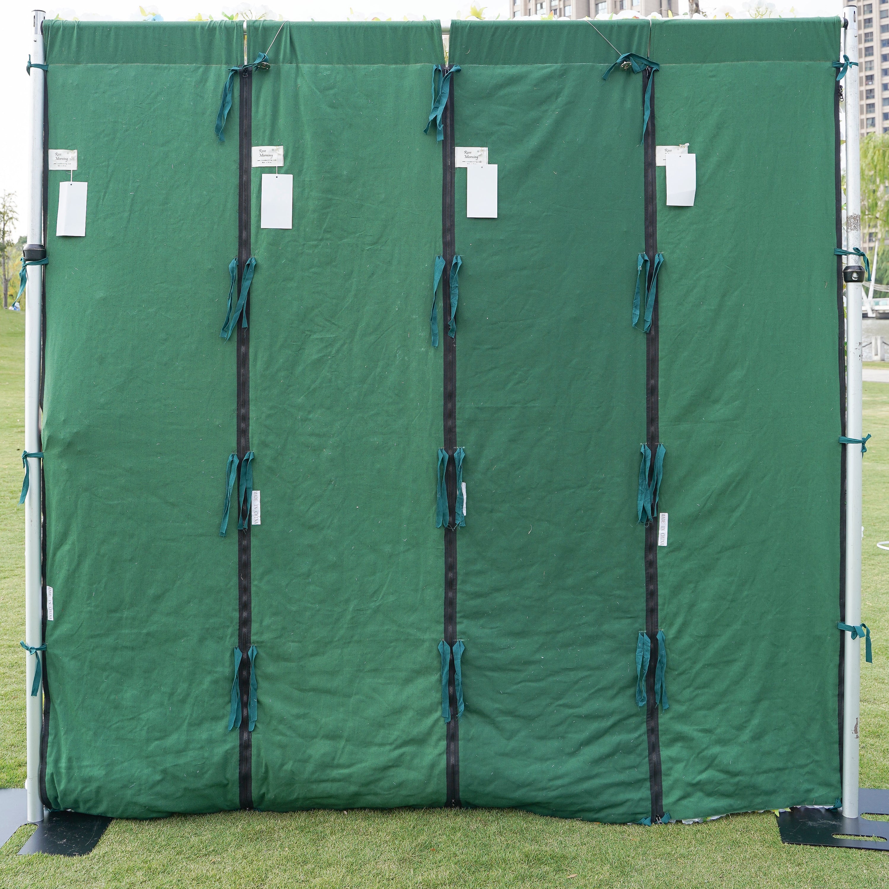 The flower walls are made of artificial flowers in various colors, layered at different levels to create a lush, elegant and natural look. The exclusive zipper design and roll-up design make it easy to install and remove.Rose Morning