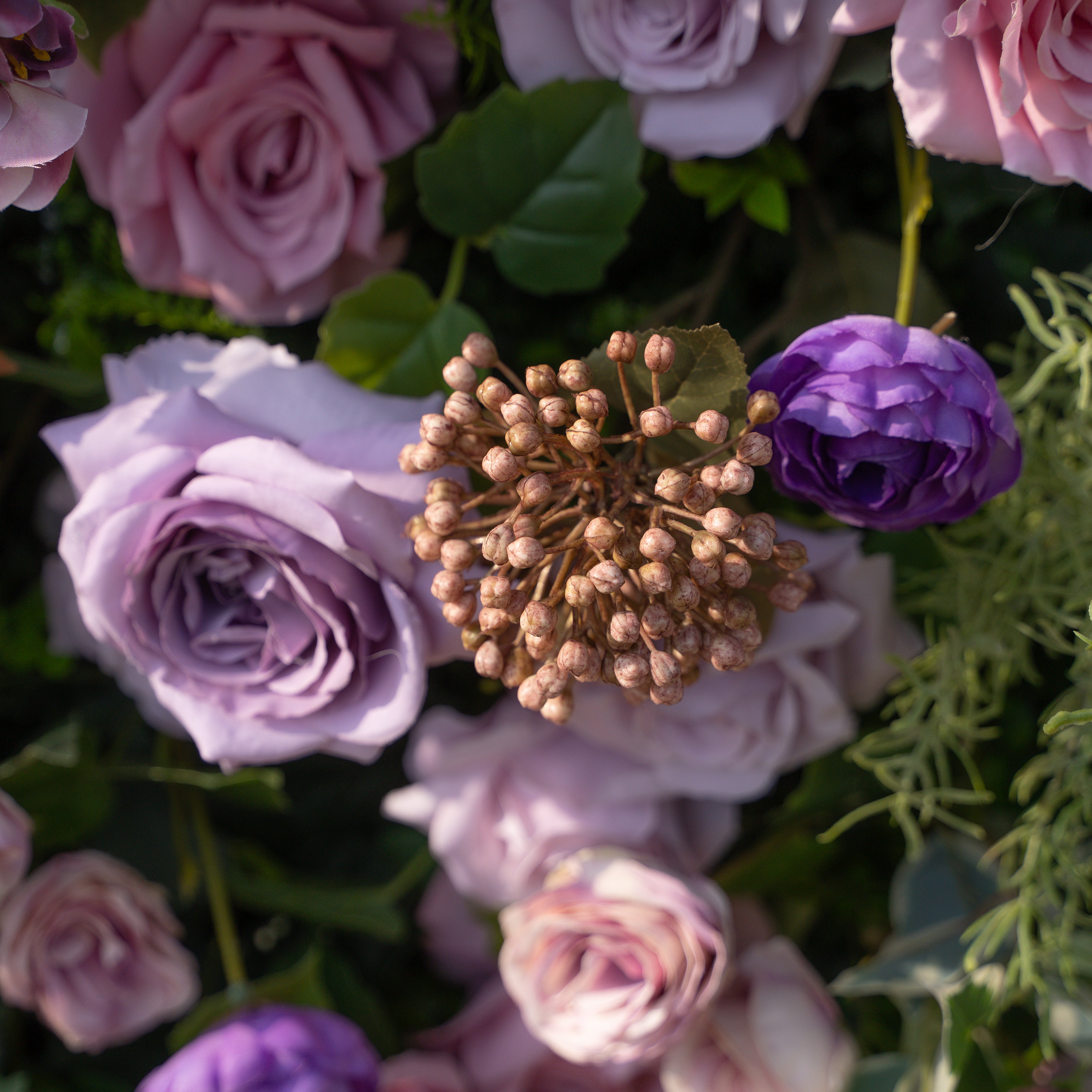 Morado：3D Fabric Artificial rolling up curtain flower wall