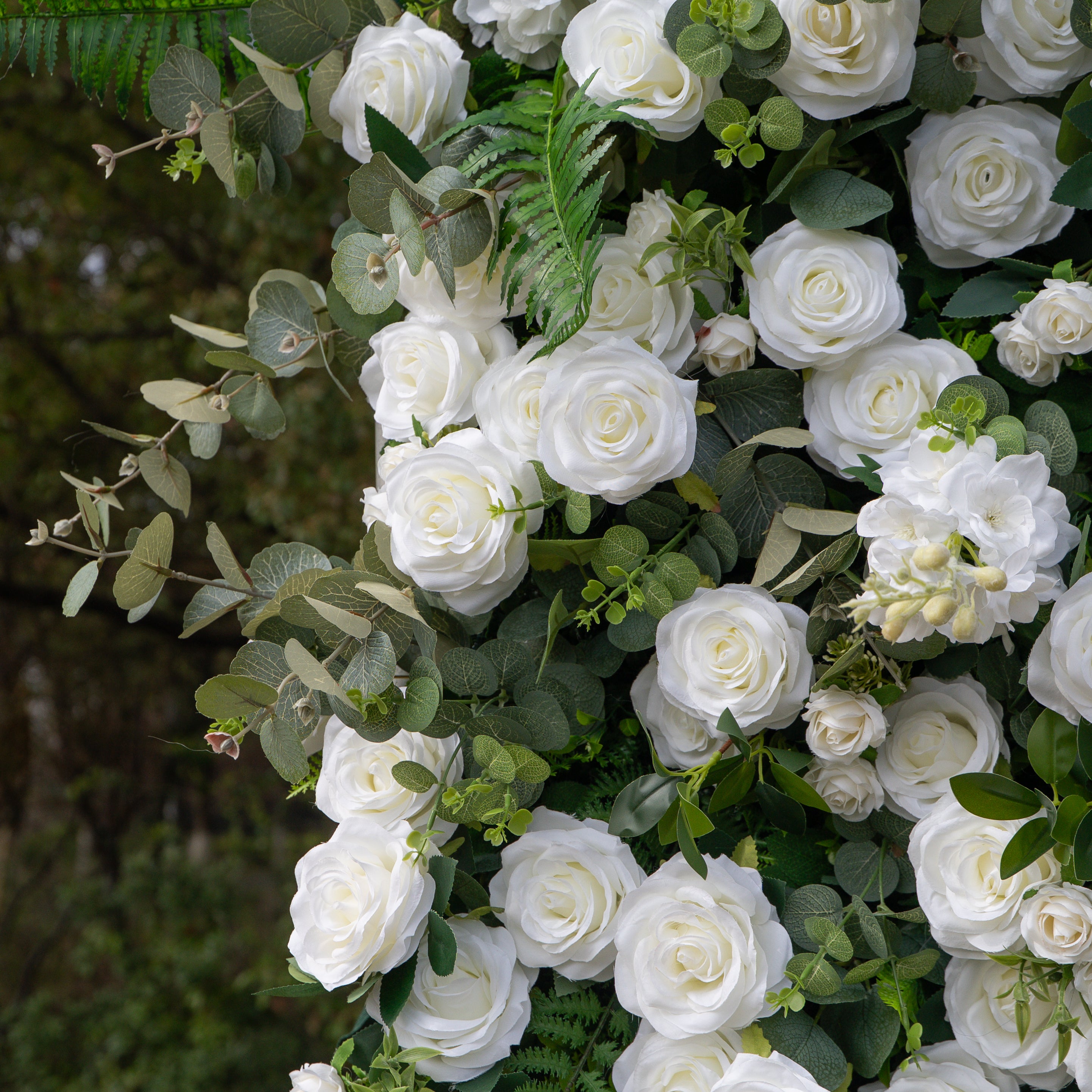 Orin: 5D Elegant White Silk Rose &amp; Greenery Wall Roll-Up Fabric Backdrop for Grand Garden Weddings &amp; Receptions